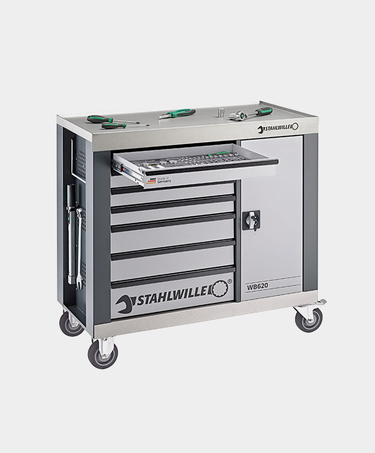 Freisteller eines grauen Werkstattwagens mit geöffneter Schublade und verschiedenen Werkzeugen