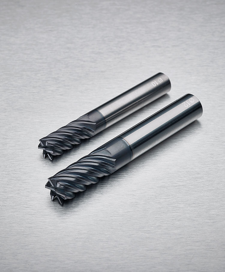 Produktbild von zwei Fräsern aus Metall auf metallernem Untergrund